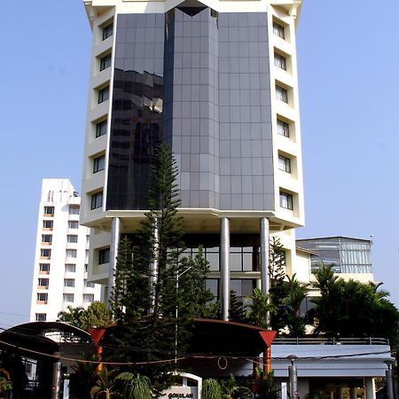 Gokulam Park Hotel Kochi Exterior photo