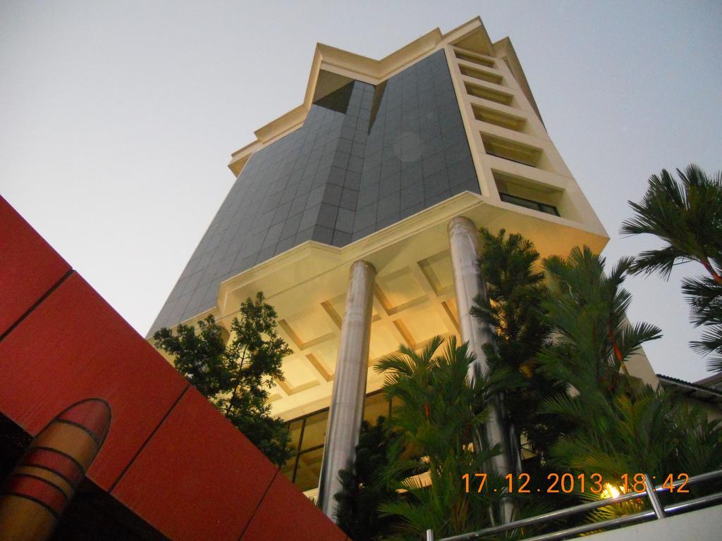 Gokulam Park Hotel Kochi Exterior photo
